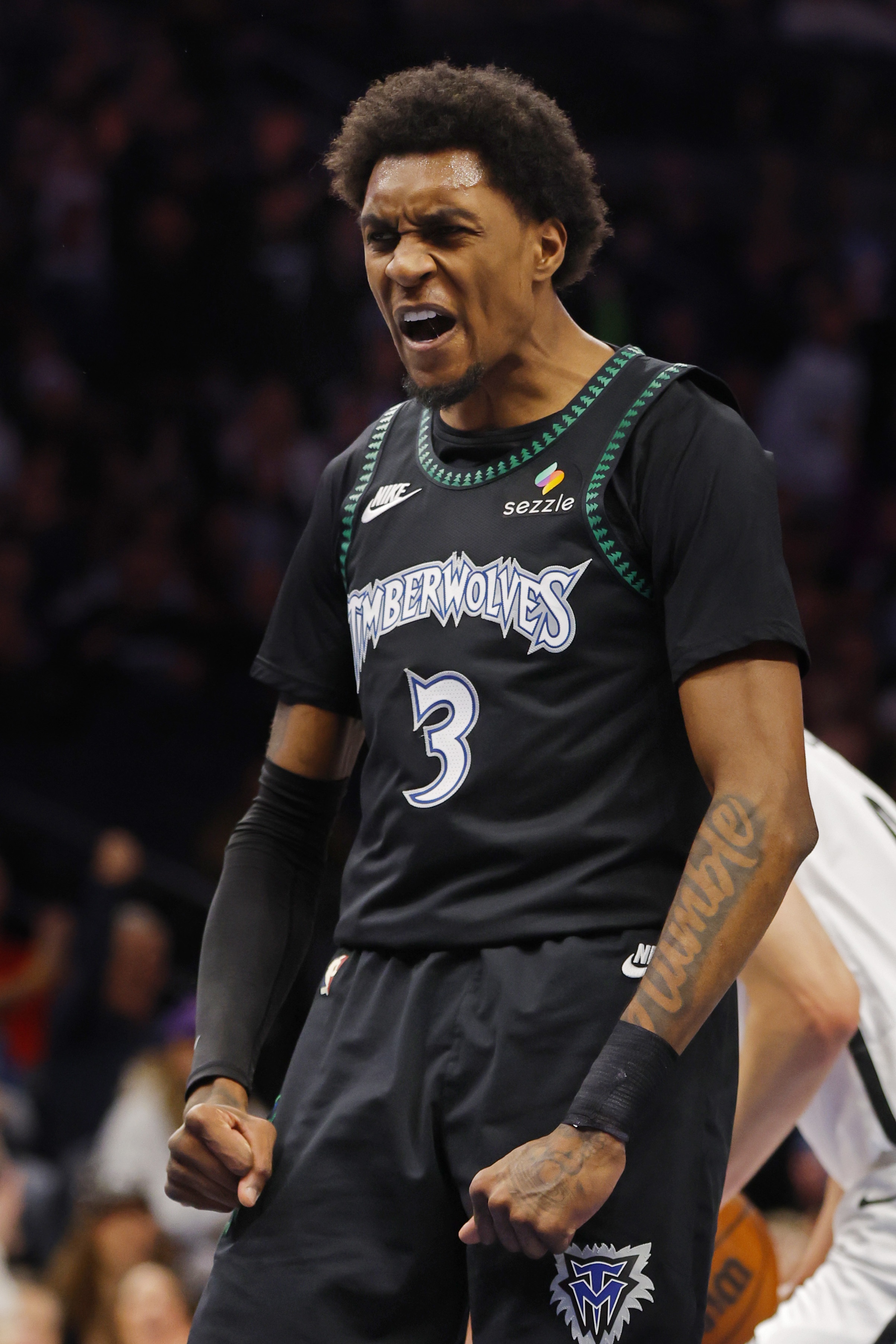 开云网页-填满数据栏！麦克丹尼尔斯16投7中&amp;罚球2中2得18分6板6助1断1帽