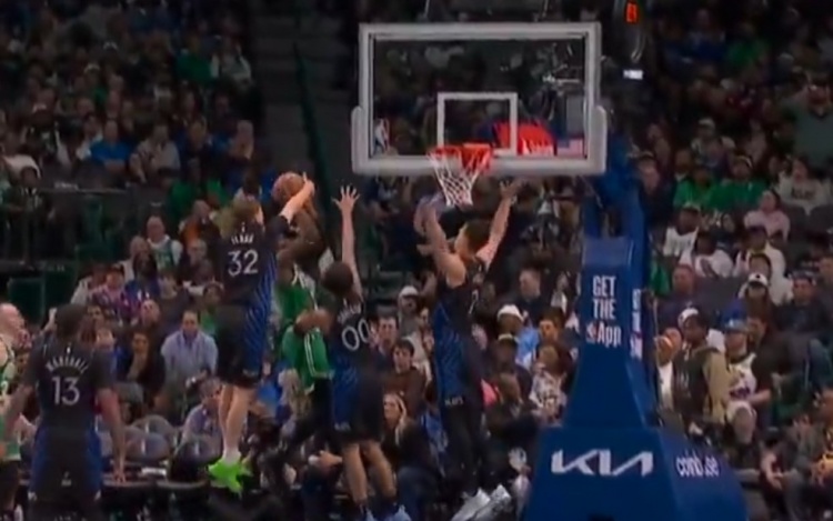 开云体育网页版登录-状元天赋！杰伦·布朗半场结束前上篮 弗拉格拍马赶到大帽扇飞