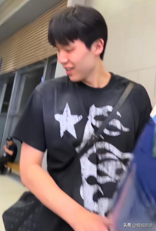 开云体育官网入口网页-回国备战世预赛!杨瀚森深夜落地青岛引关注 接机小球迷获合照留念